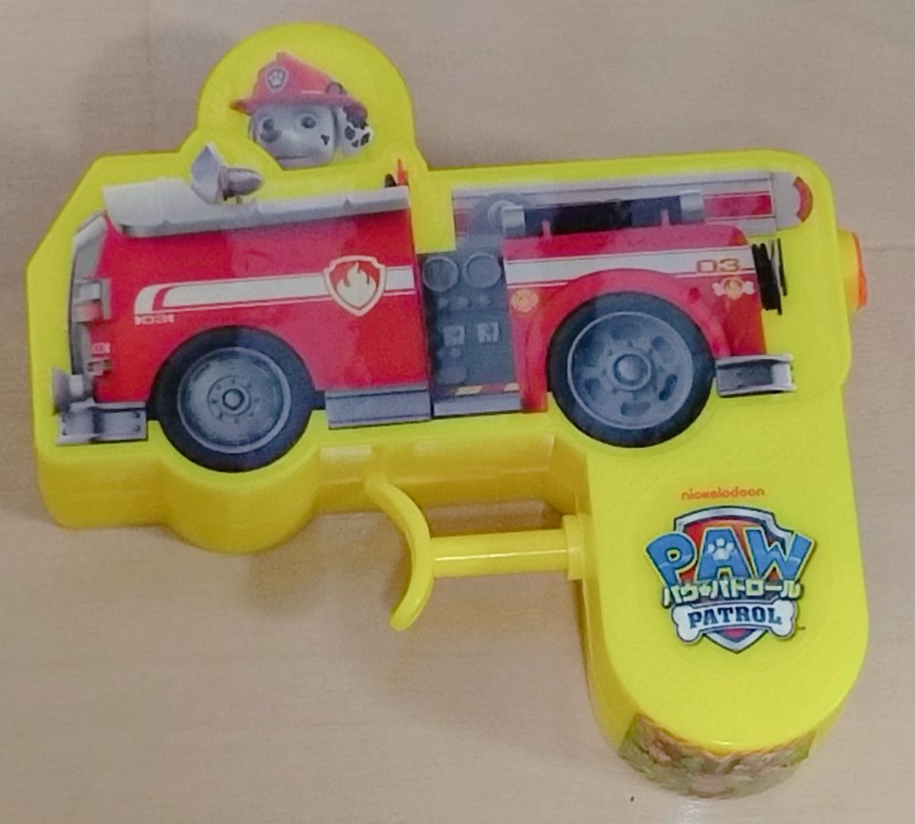 パウパトロールみずでっぽうシール貼り付け