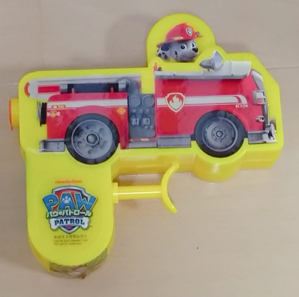 パウパトロールみずでっぽうシール貼り付け