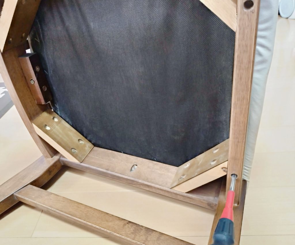 イスのネジはずし