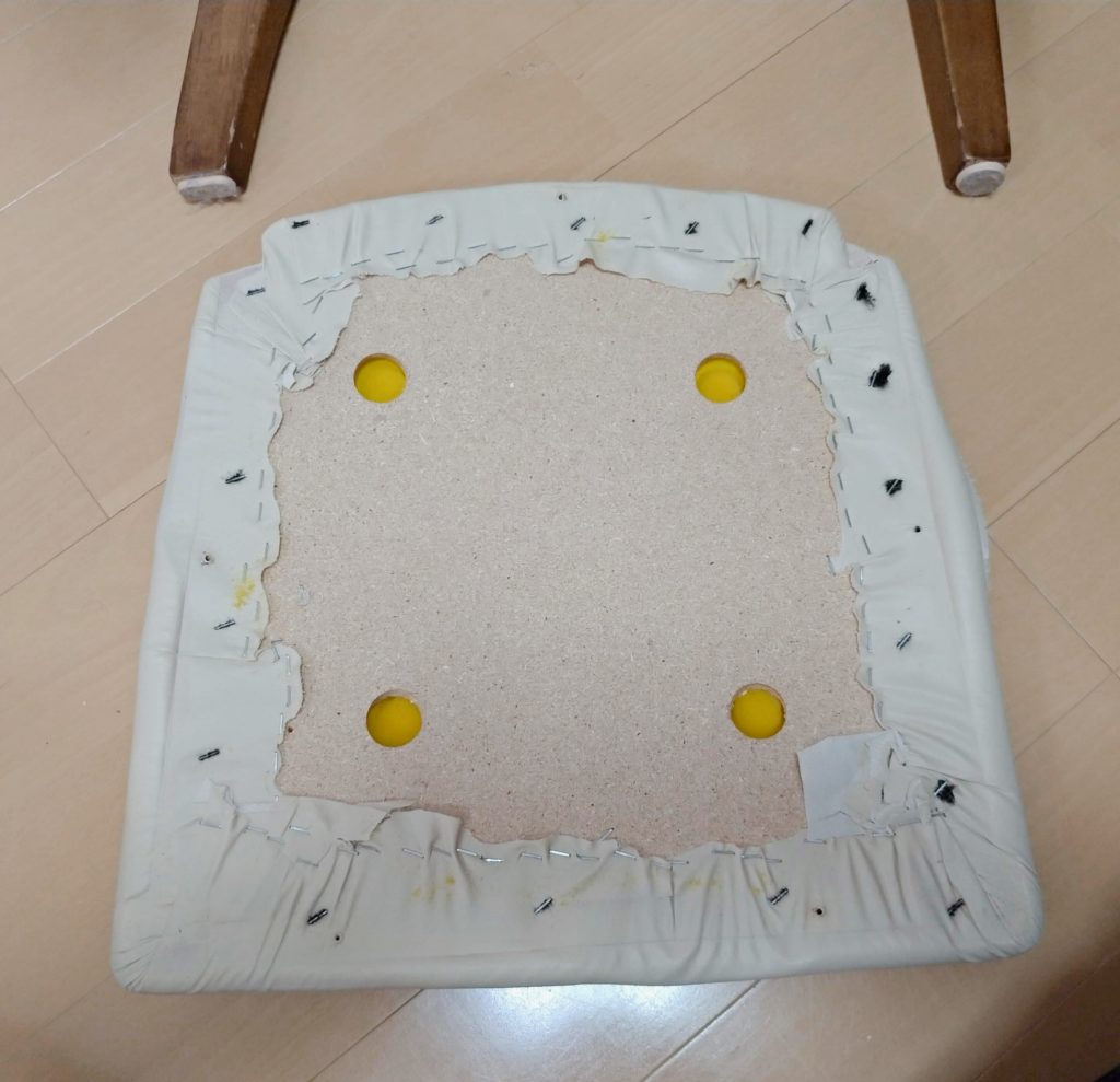 イスの座面裏の黒い布