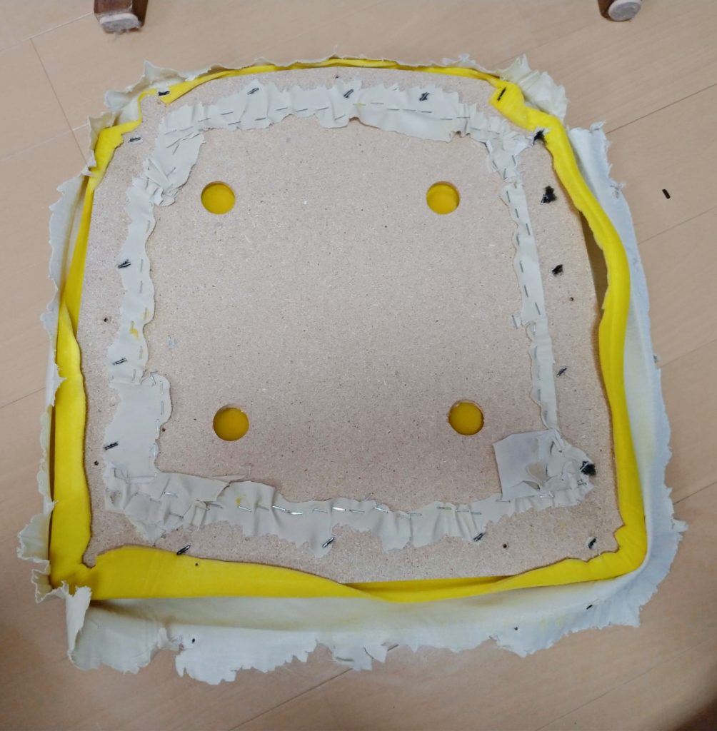 イスの表皮はがし