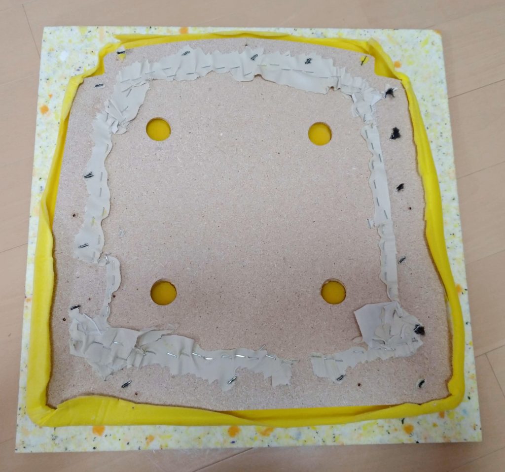 イスのクッション ウレタンに線をひく