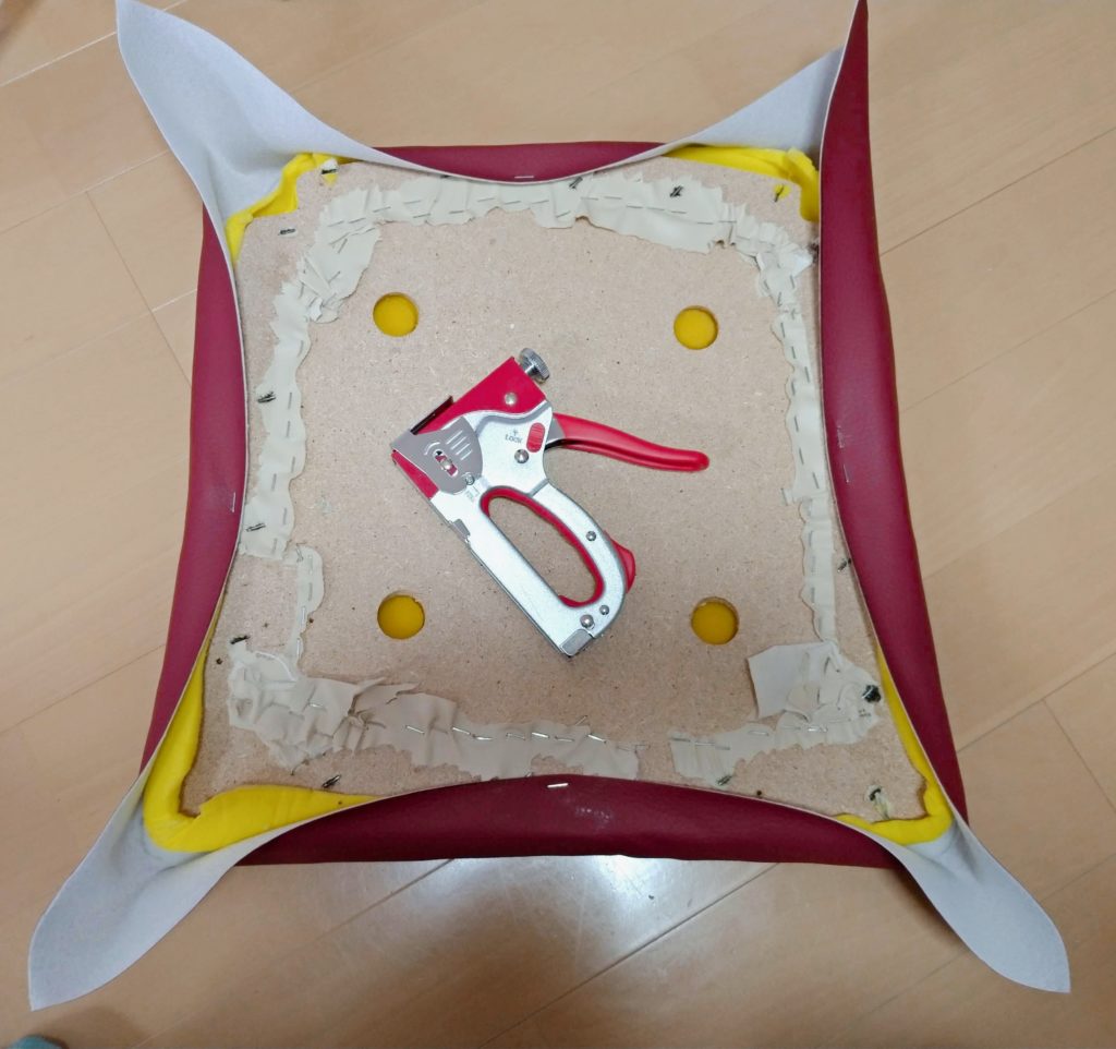 イスの座面4箇所タッカーどめ