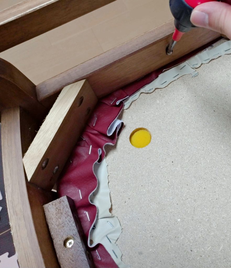 座面をイスの骨組みに固定