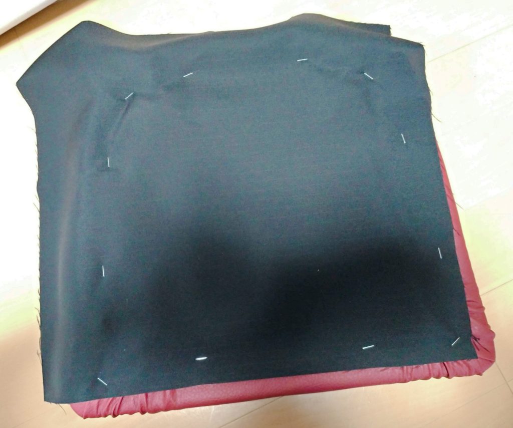 イスの裏に黒い布を取り付け