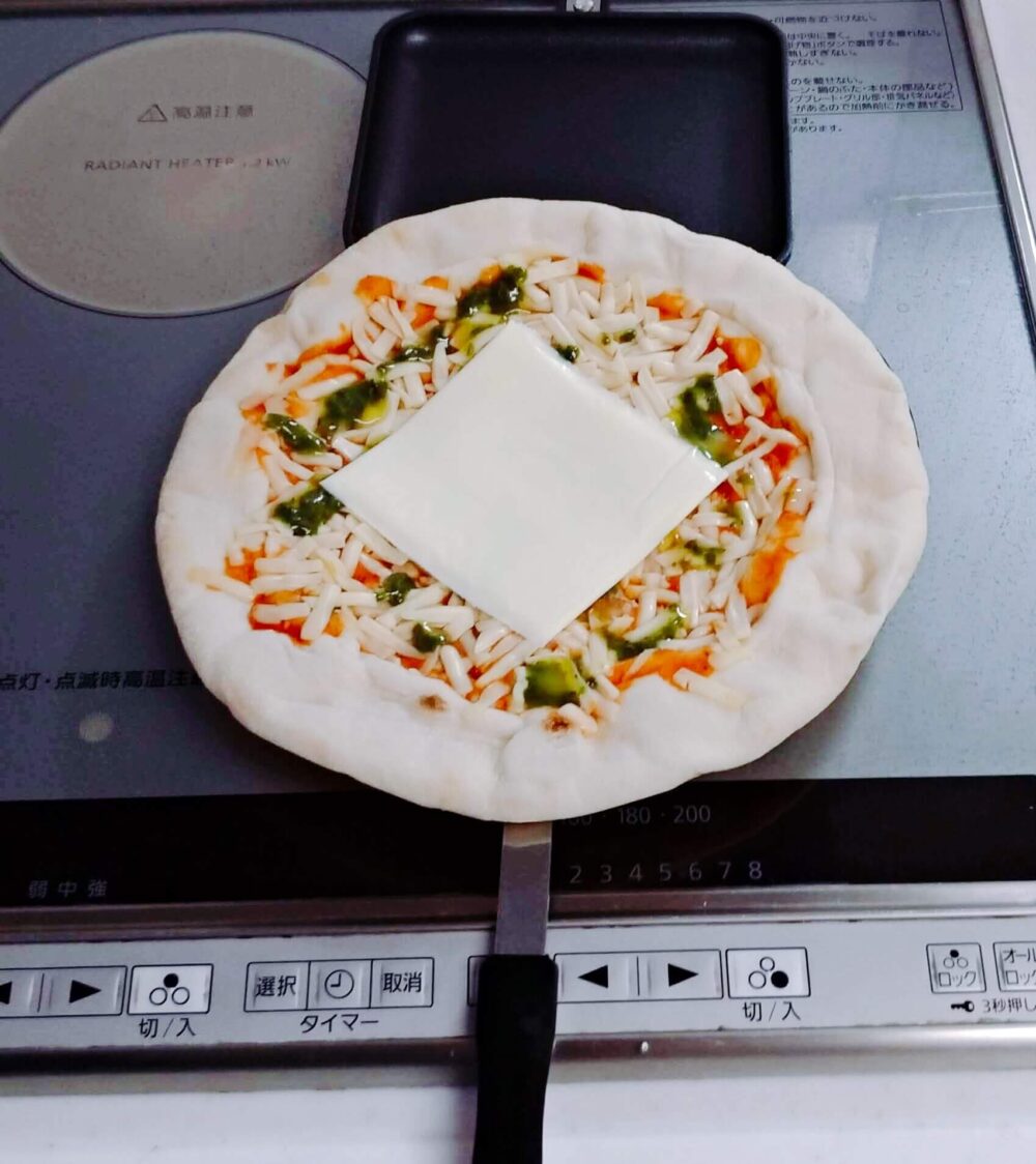 スーパーのピザに追いチーズ
