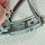 腕時計ベルトの長さ調整部のよごれをミラブルシャワーヘッドで落とす前