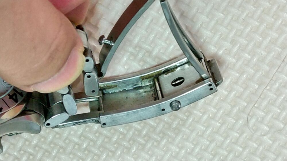 腕時計ベルトの長さ調整部のよごれをミラブルシャワーヘッドで落とす