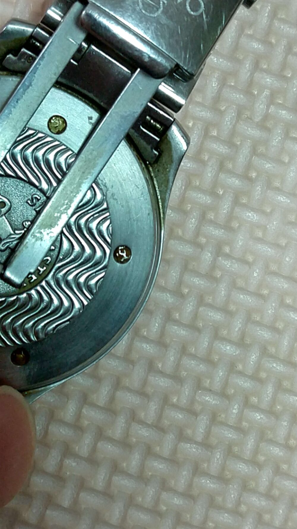 腕時計文字盤うらのよごれをミラブルシャワーヘッドで落とす