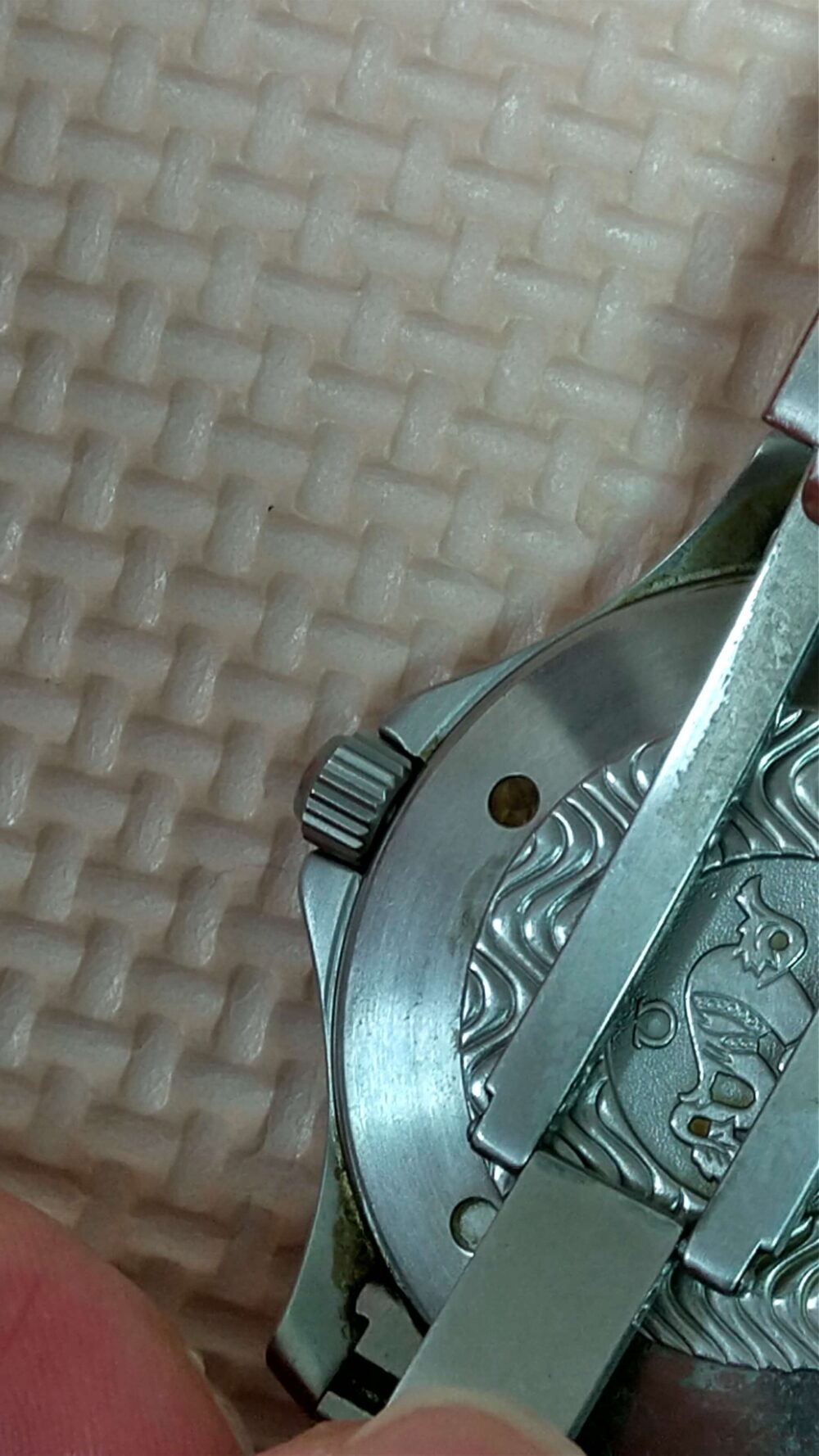 腕時計文字盤うらのよごれをミラブルシャワーヘッドで落とす