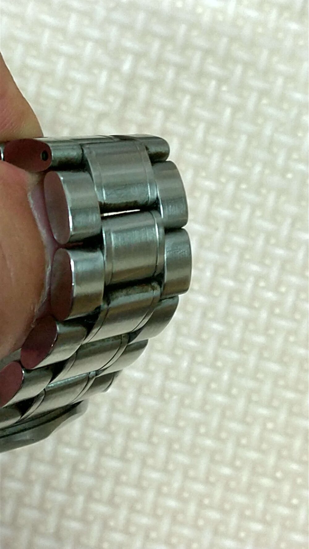 腕時計のベルトのよごれをミラブルシャワーヘッドで落とす