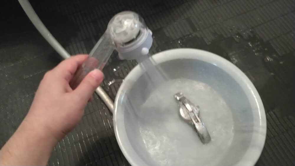 ミラブルシャワーで腕時計のよごれを落とす