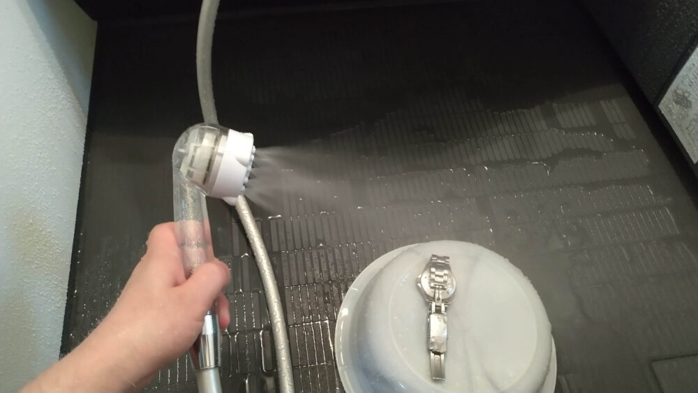 ミラブルミストシャワーで腕時計のよごれを落とす