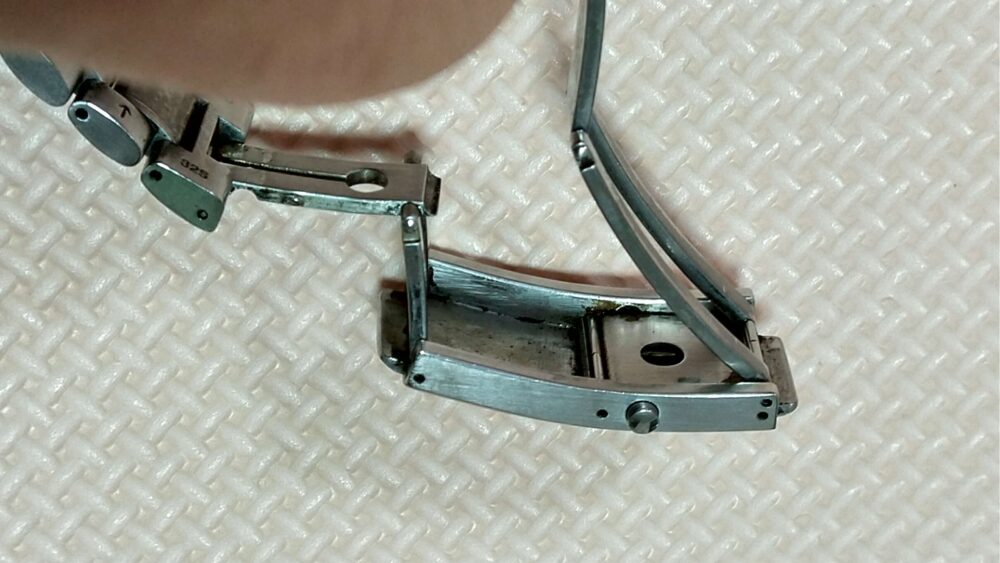 腕時計ベルトの長さ調整部のよごれをミラブルシャワーで落とす