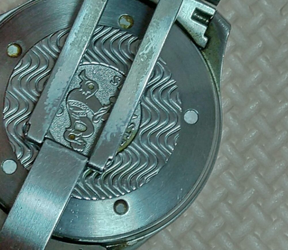 腕時計文字盤うらのよごれをミラブルシャワーで落とす