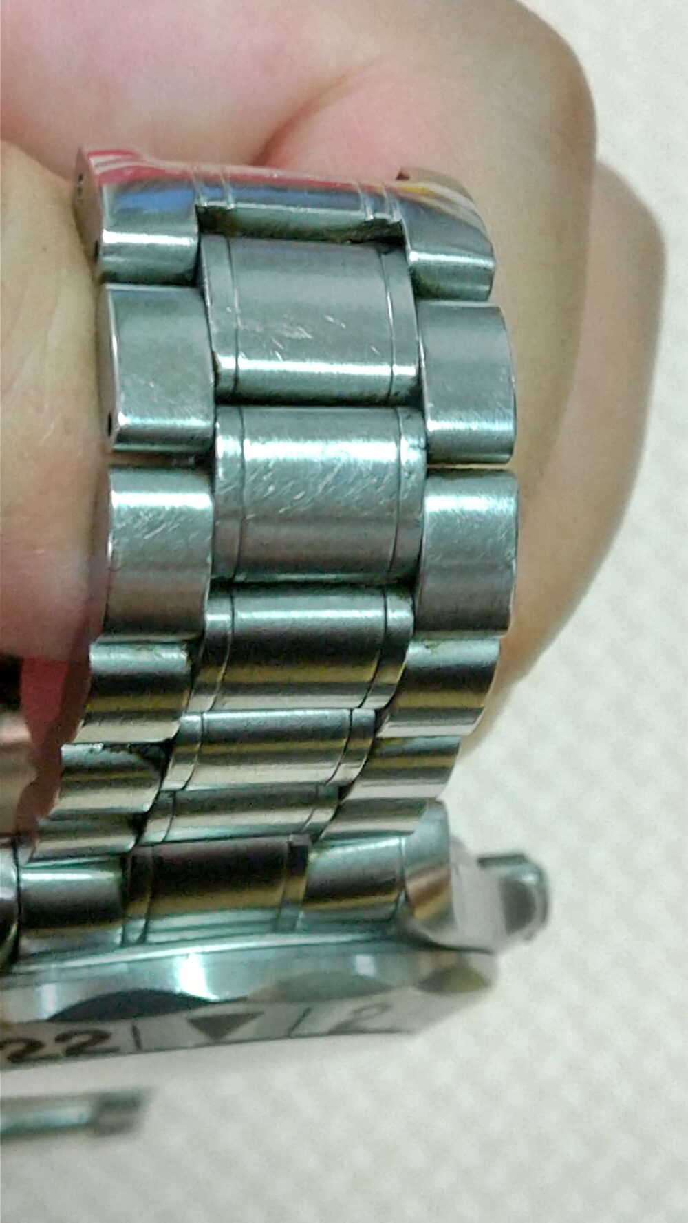 腕時計ベルトのよごれをミラブルシャワーで落とす