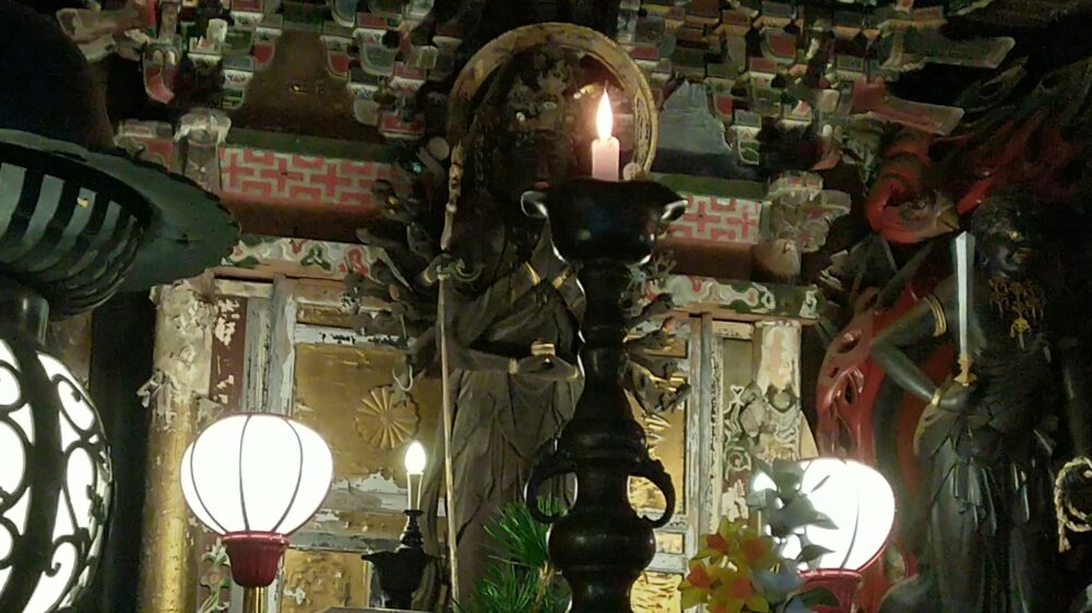 岐阜県関市の日龍峯寺にちりゅうぶじ本堂の千手観音菩薩