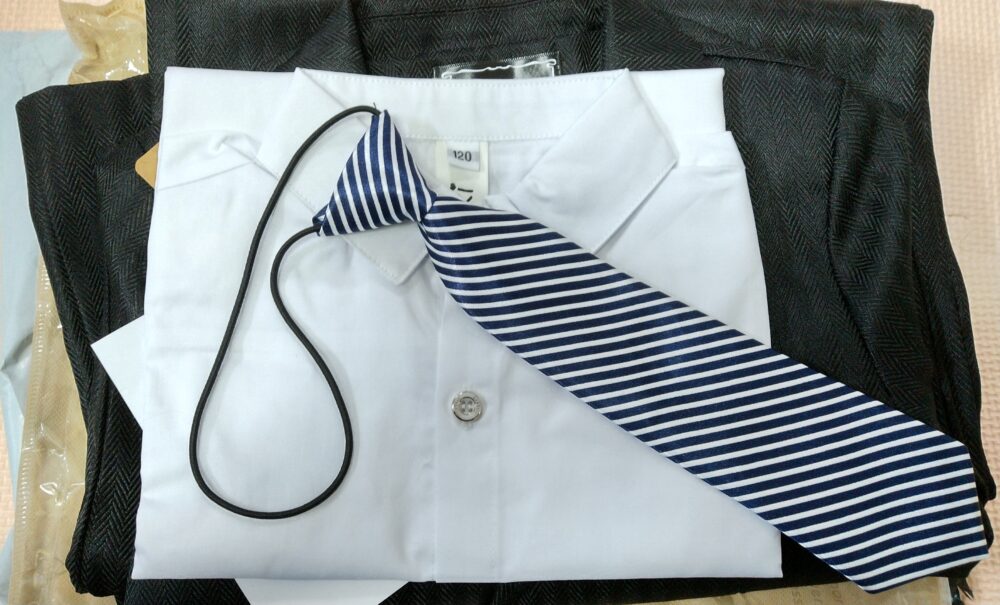 小学校入学式用子ども服_ワイシャツとネクタイ